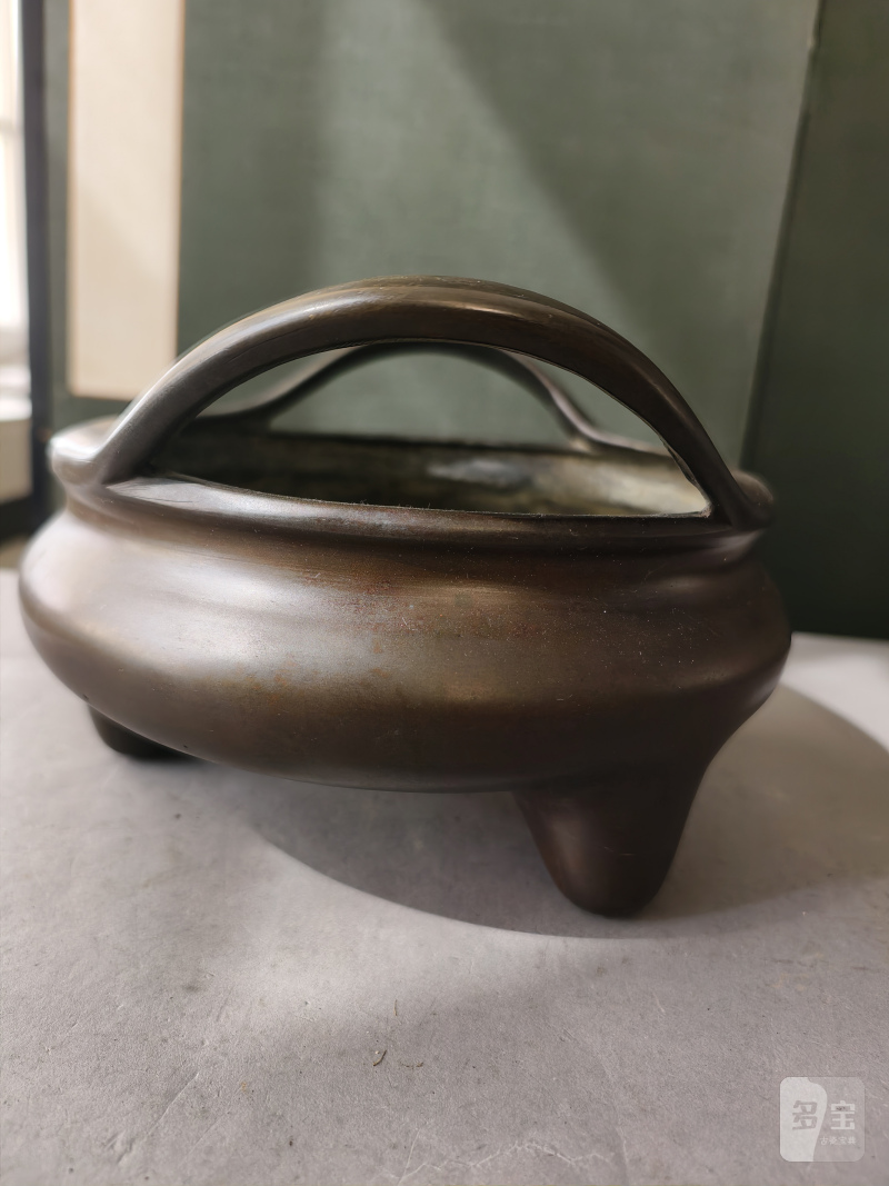 A tripod bronze incense burner with handles on the rim - 图7